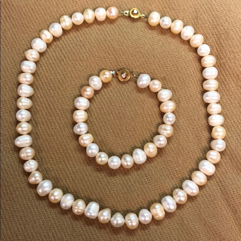 Pearl necklace and bracelet set